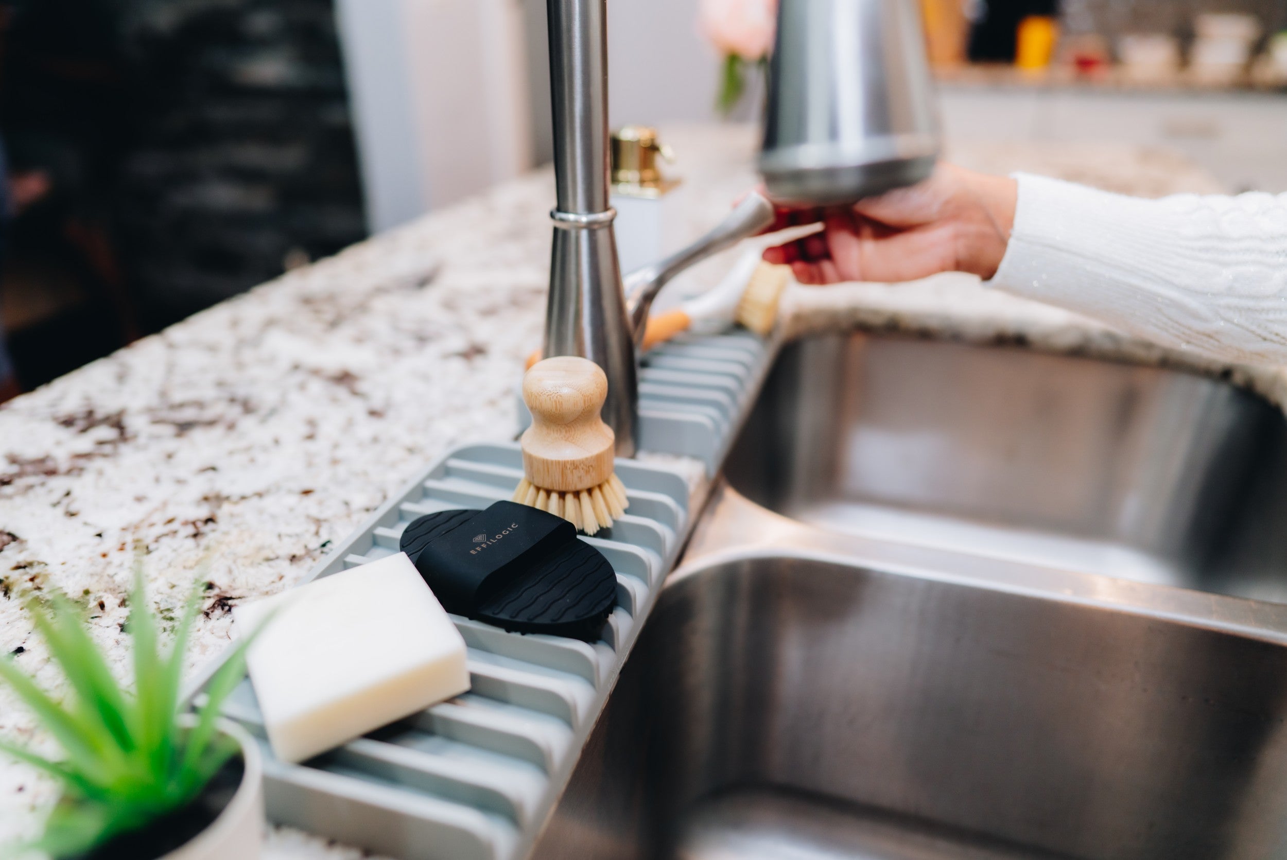 Load video: Effilogic Patented Self-Draining Mat in Action